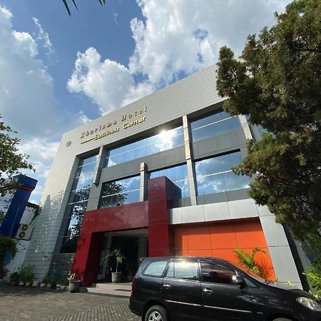 Kharisma Hotel Madiun Bagian luar foto