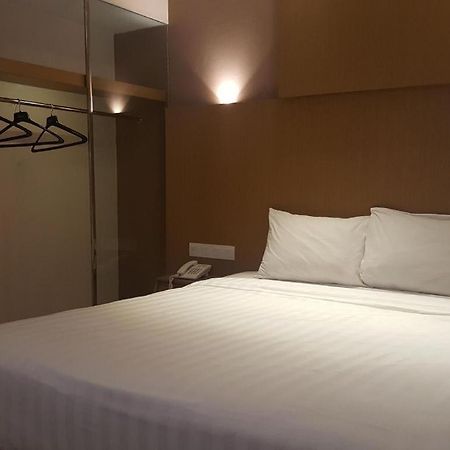 Kharisma Hotel Madiun Bagian luar foto