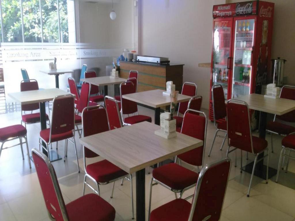 Kharisma Hotel Madiun Bagian luar foto