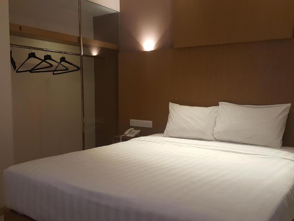 Kharisma Hotel Madiun Bagian luar foto