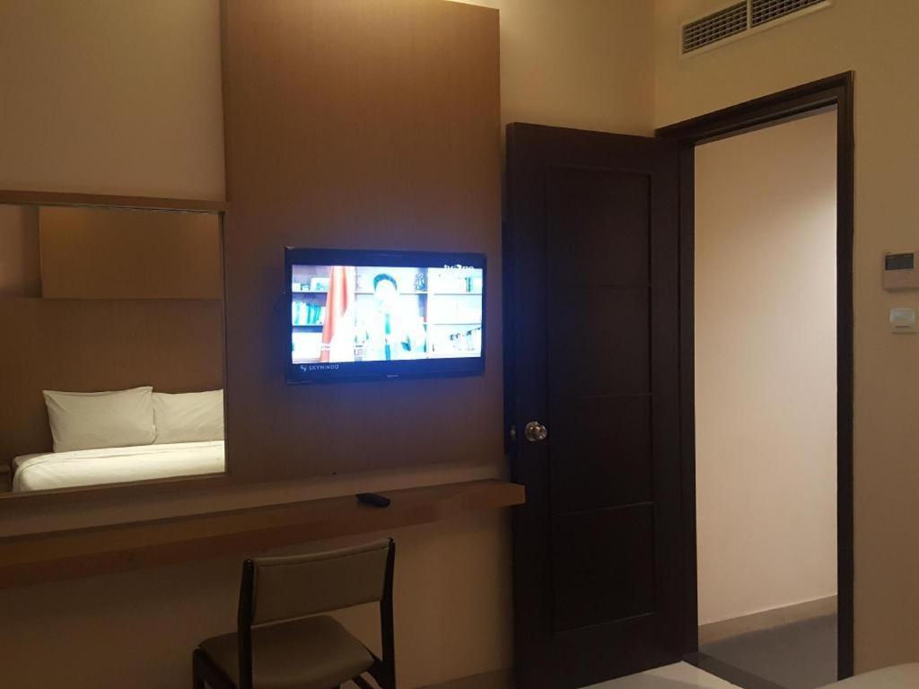Kharisma Hotel Madiun Bagian luar foto