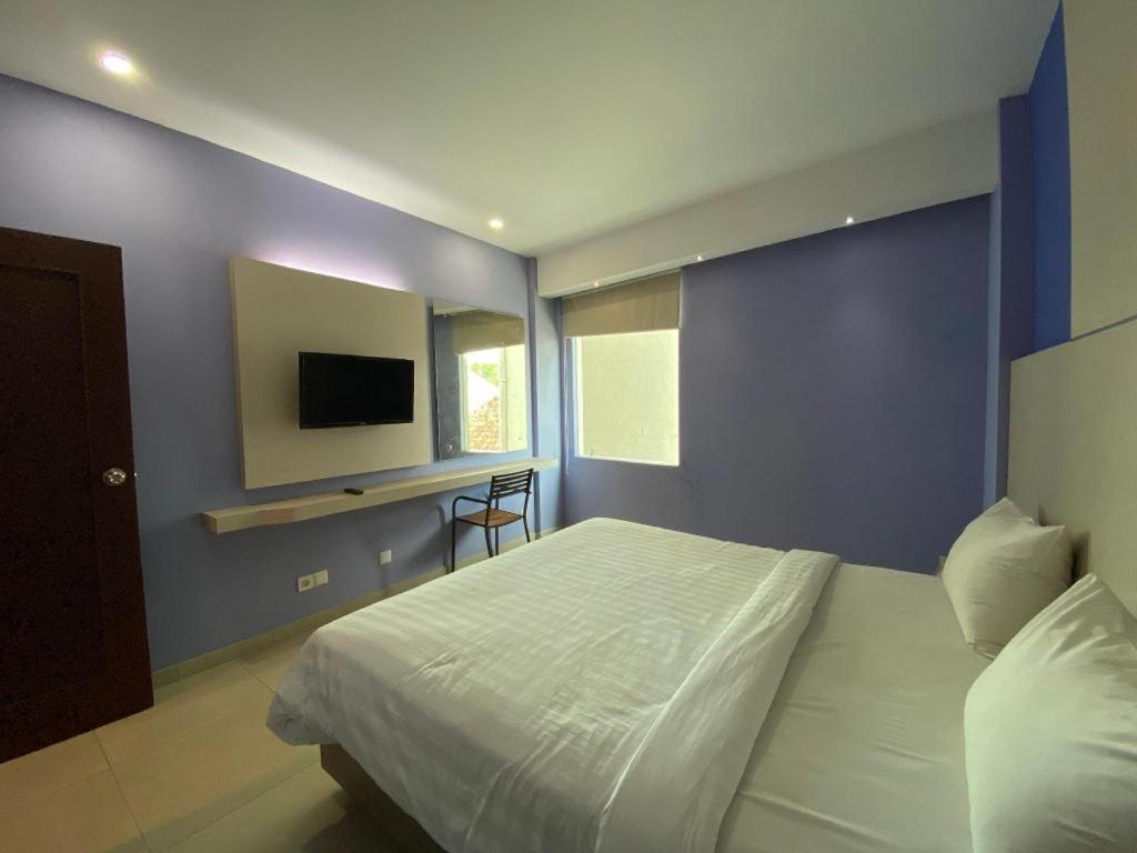 Kharisma Hotel Madiun Bagian luar foto