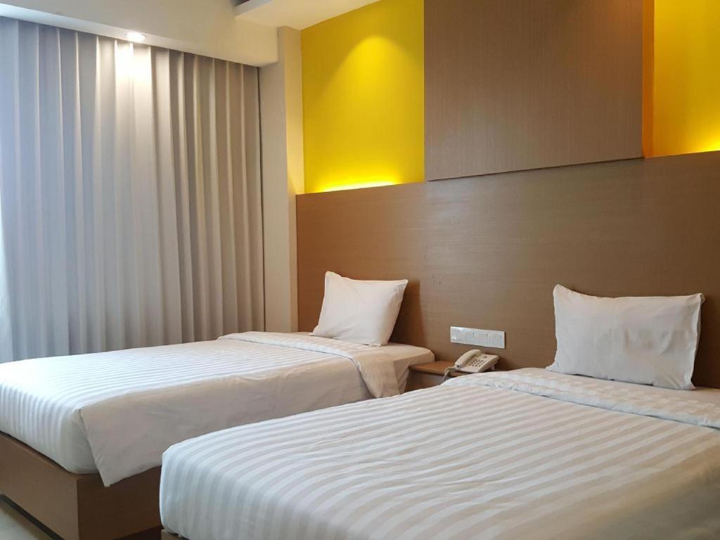 Kharisma Hotel Madiun Bagian luar foto
