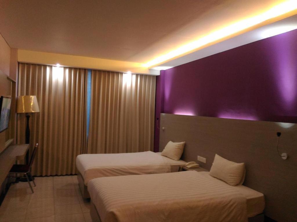 Kharisma Hotel Madiun Bagian luar foto