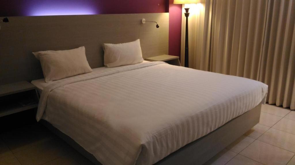 Kharisma Hotel Madiun Bagian luar foto