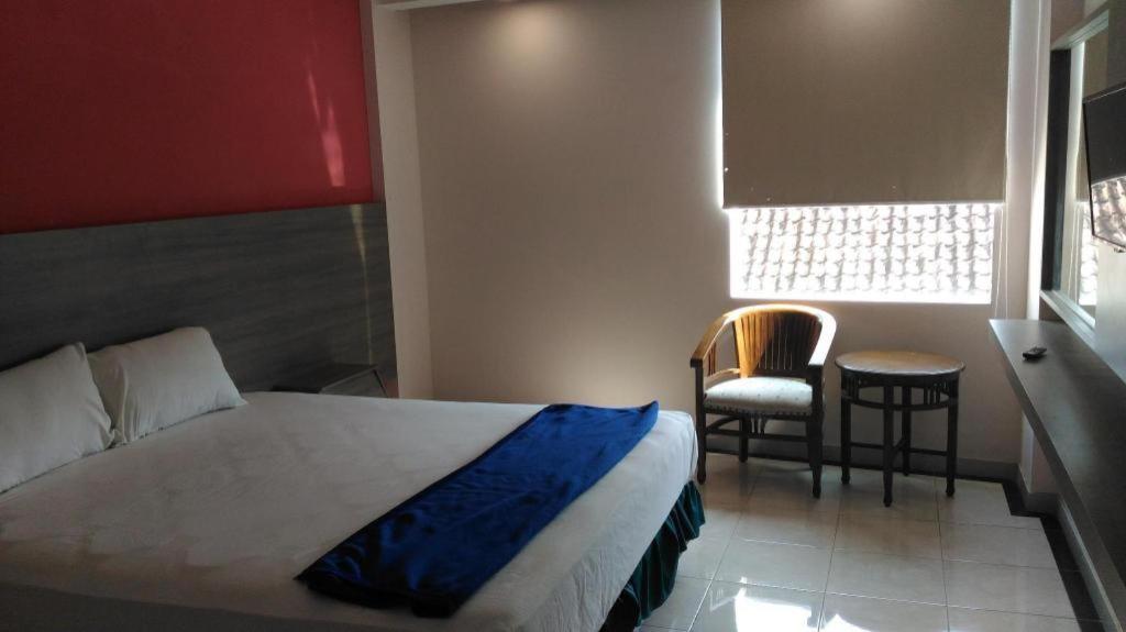 Kharisma Hotel Madiun Bagian luar foto