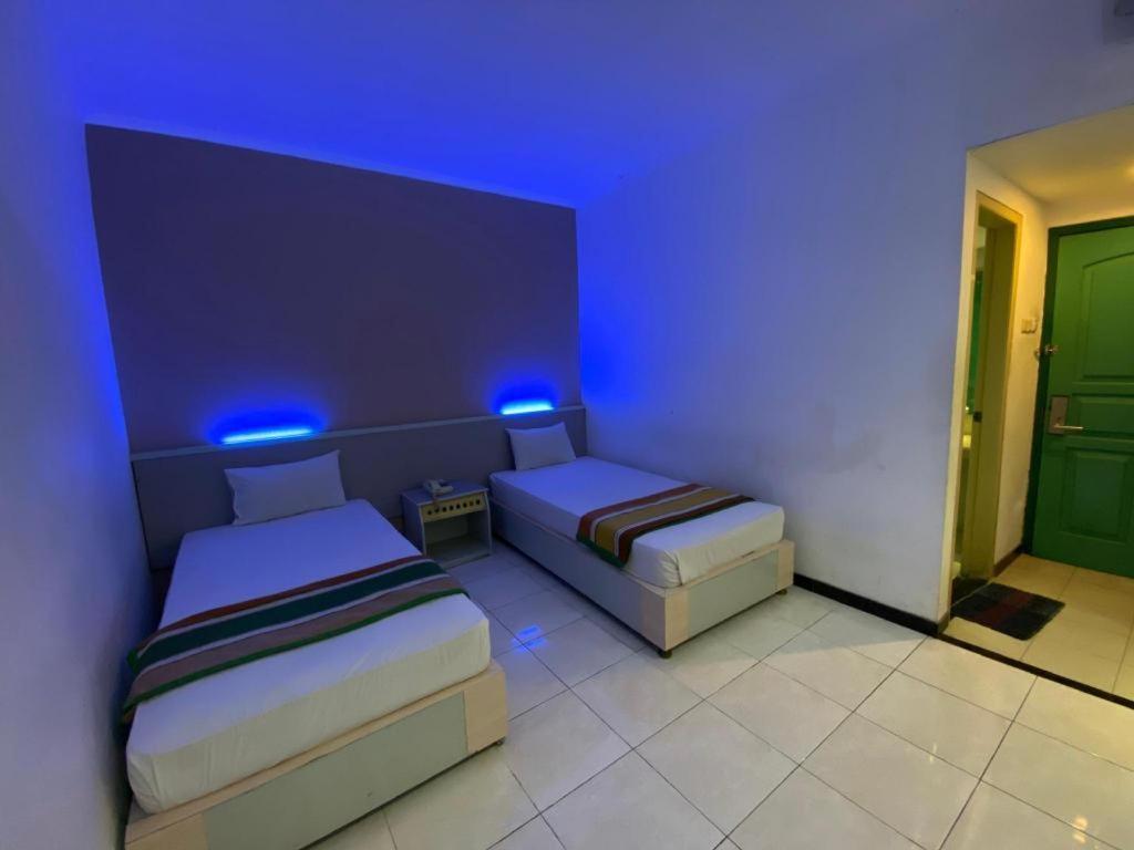 Kharisma Hotel Madiun Bagian luar foto