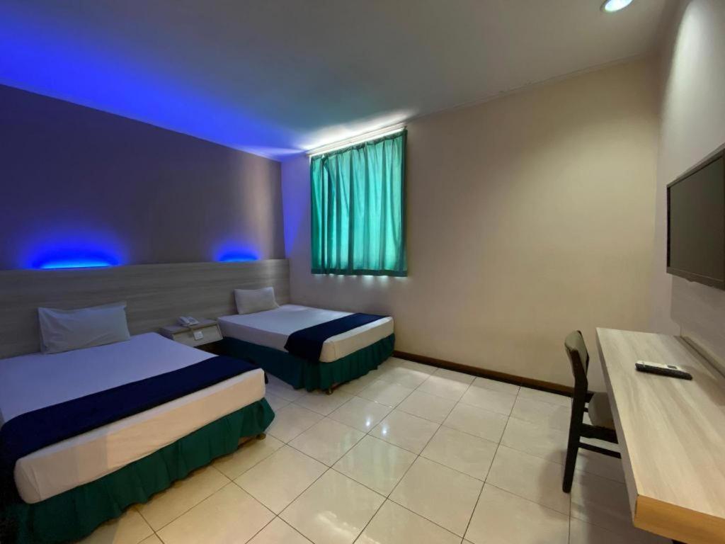 Kharisma Hotel Madiun Bagian luar foto