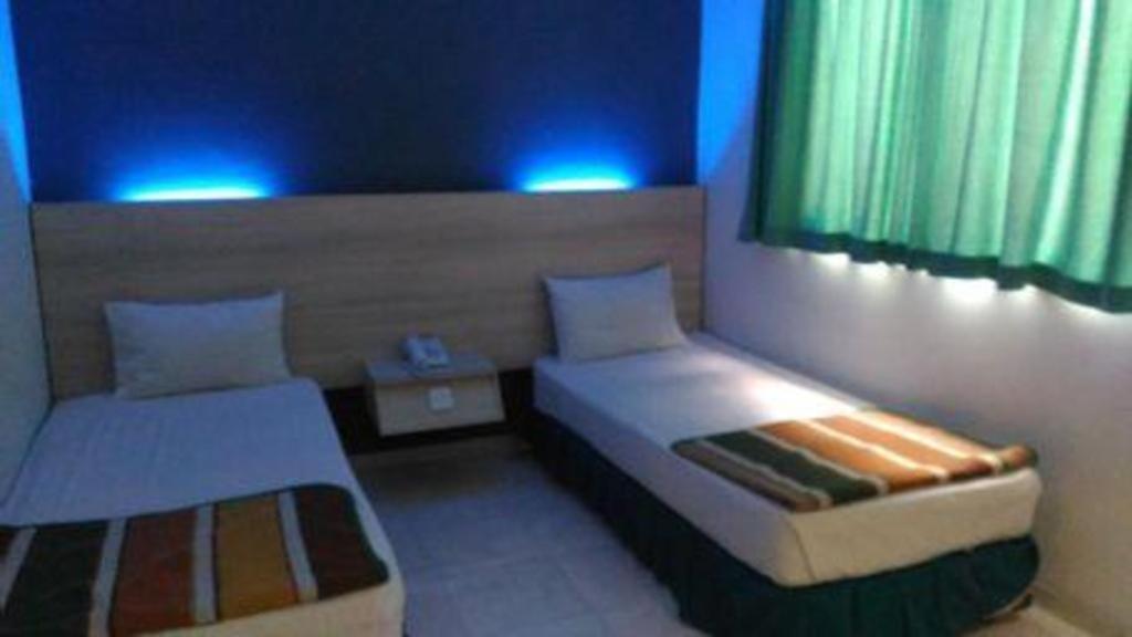Kharisma Hotel Madiun Bagian luar foto