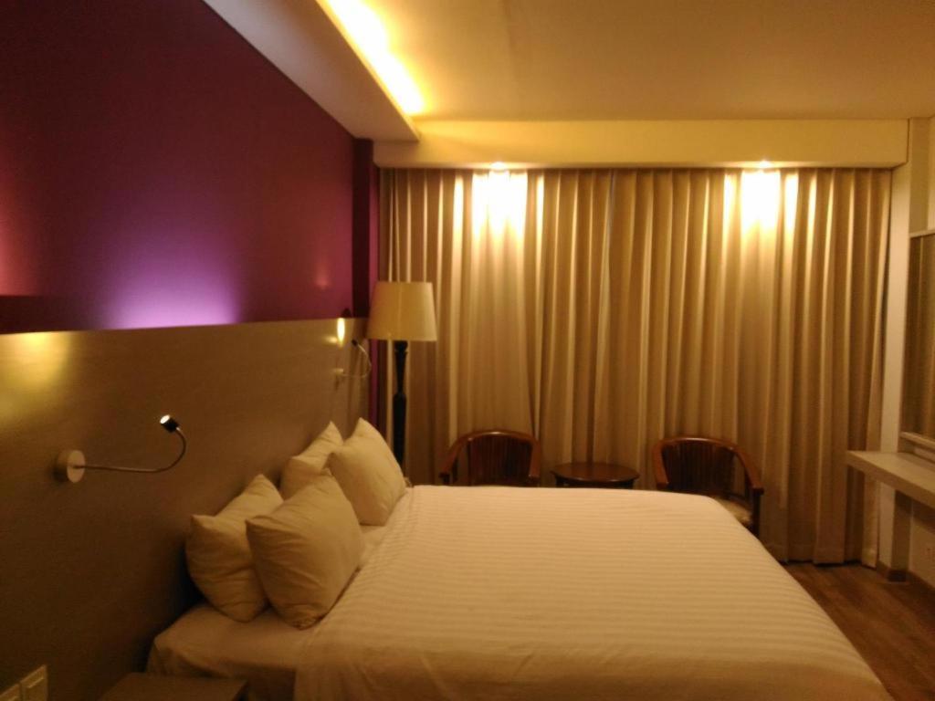 Kharisma Hotel Madiun Bagian luar foto