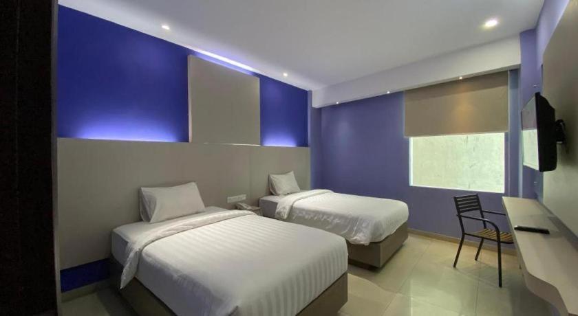 Kharisma Hotel Madiun Bagian luar foto