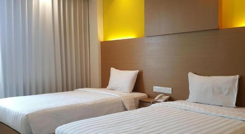 Kharisma Hotel Madiun Bagian luar foto