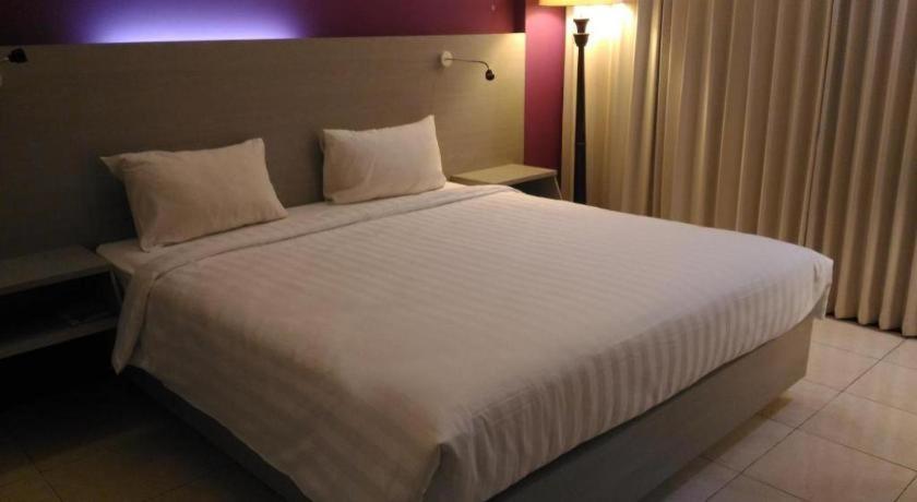 Kharisma Hotel Madiun Bagian luar foto