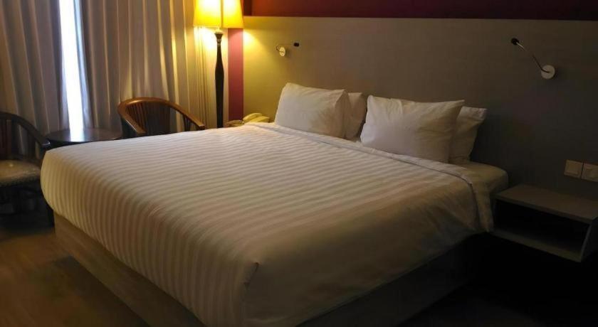 Kharisma Hotel Madiun Bagian luar foto