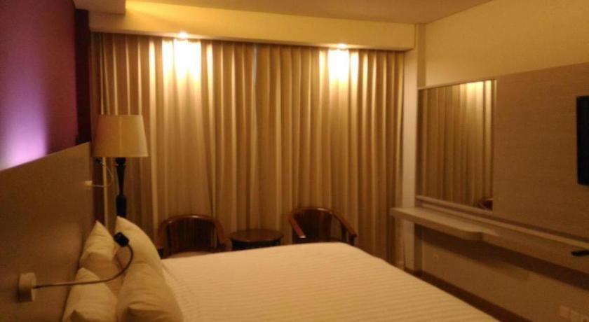 Kharisma Hotel Madiun Bagian luar foto