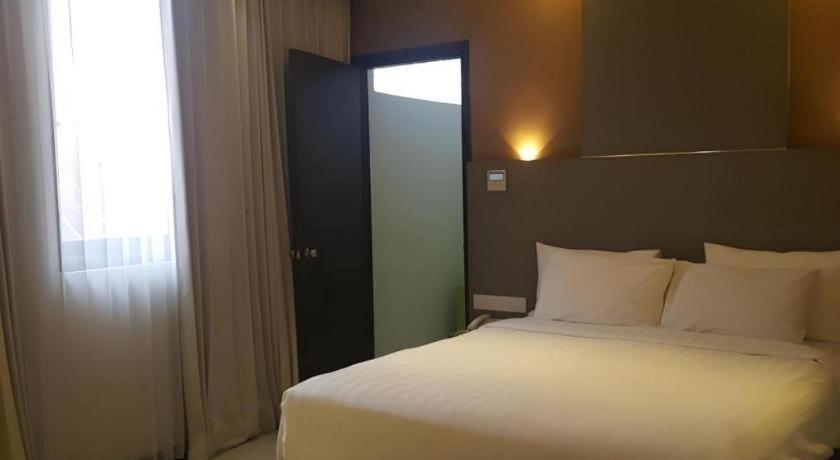 Kharisma Hotel Madiun Bagian luar foto