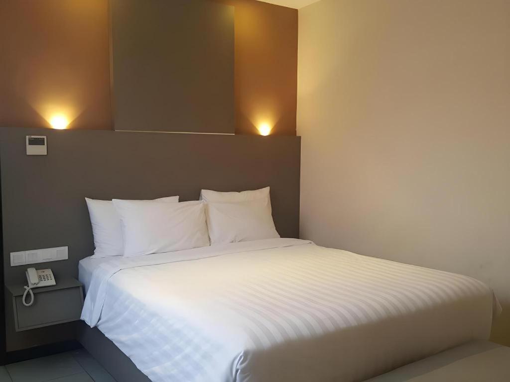 Kharisma Hotel Madiun Bagian luar foto
