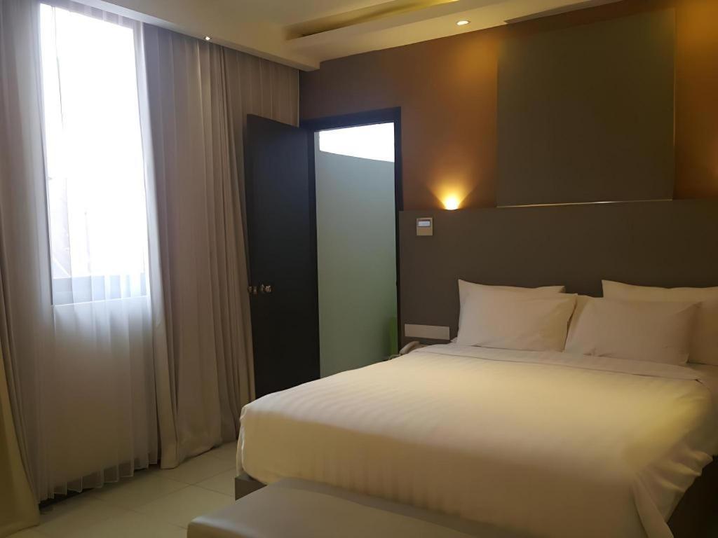 Kharisma Hotel Madiun Bagian luar foto