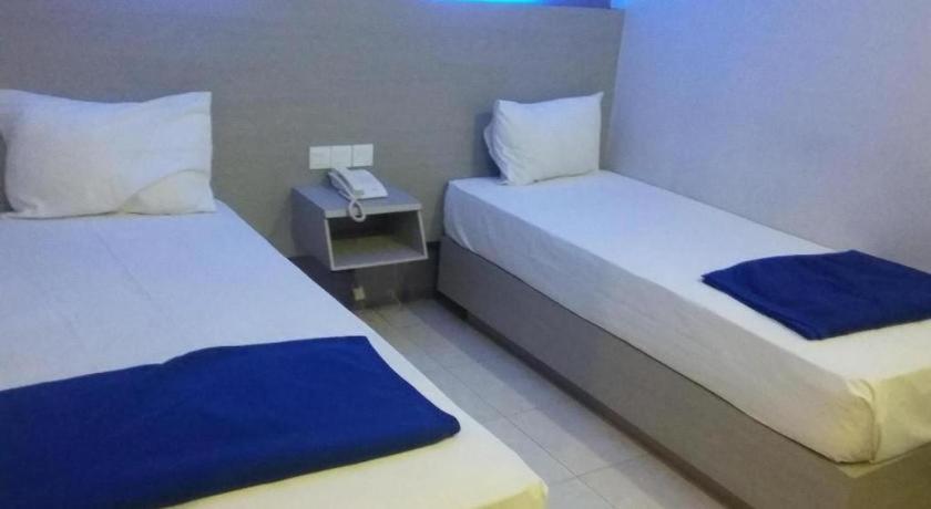 Kharisma Hotel Madiun Bagian luar foto