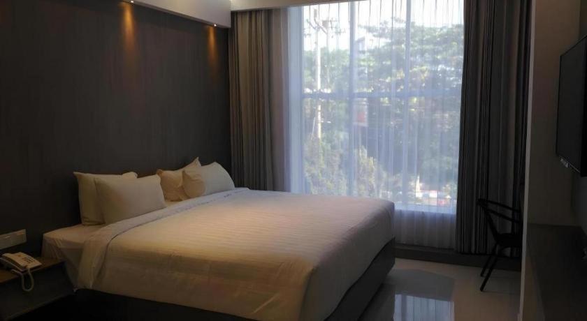 Kharisma Hotel Madiun Bagian luar foto