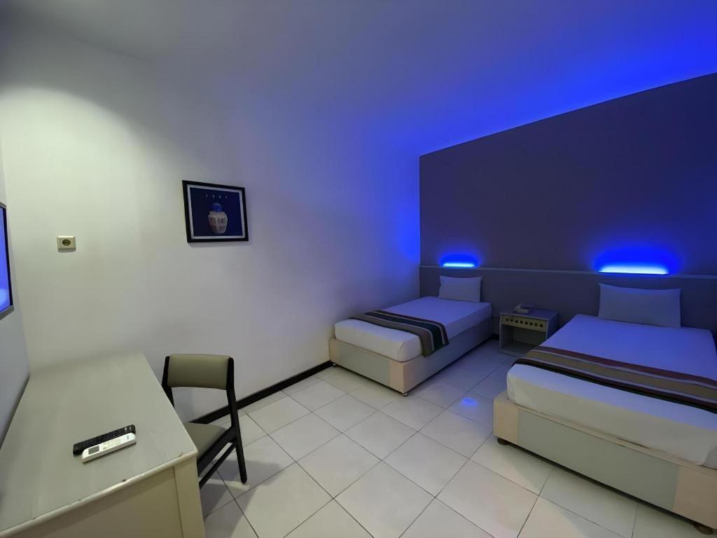 Kharisma Hotel Madiun Bagian luar foto