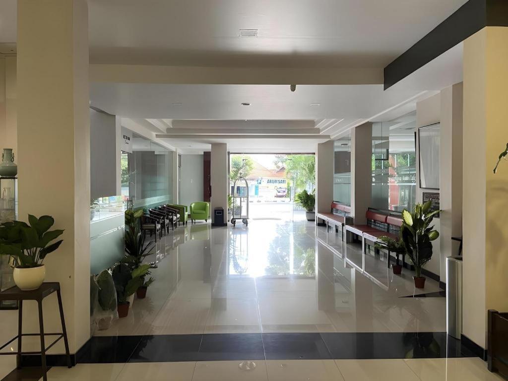 Kharisma Hotel Madiun Bagian luar foto
