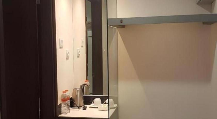 Kharisma Hotel Madiun Bagian luar foto