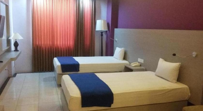 Kharisma Hotel Madiun Bagian luar foto