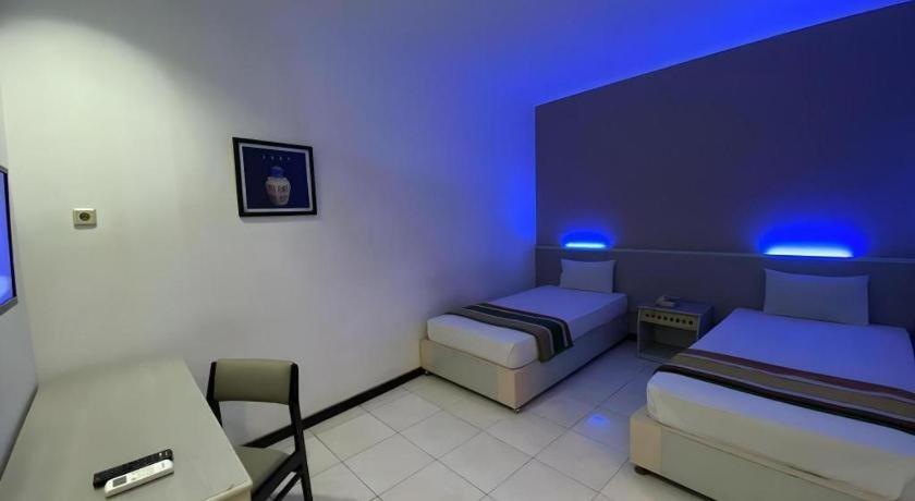 Kharisma Hotel Madiun Bagian luar foto