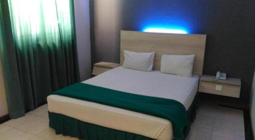 Kharisma Hotel Madiun Bagian luar foto