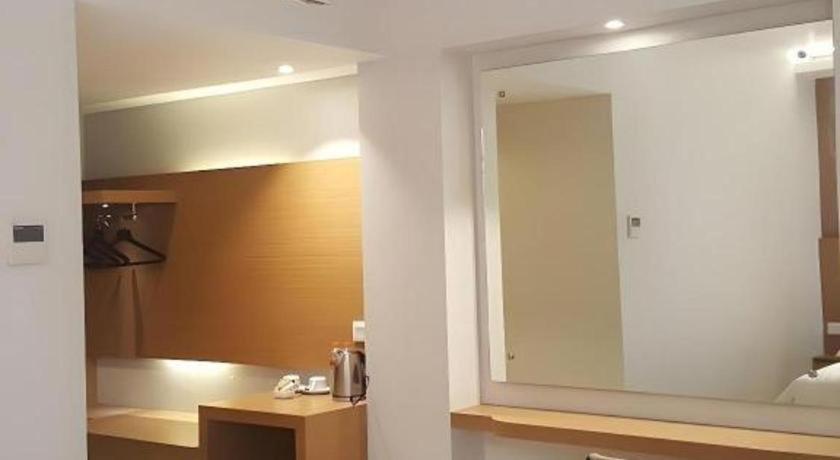 Kharisma Hotel Madiun Bagian luar foto