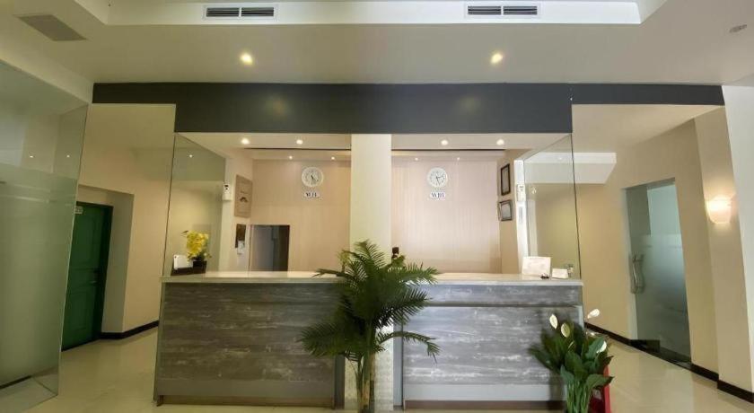 Kharisma Hotel Madiun Bagian luar foto