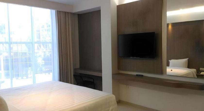 Kharisma Hotel Madiun Bagian luar foto